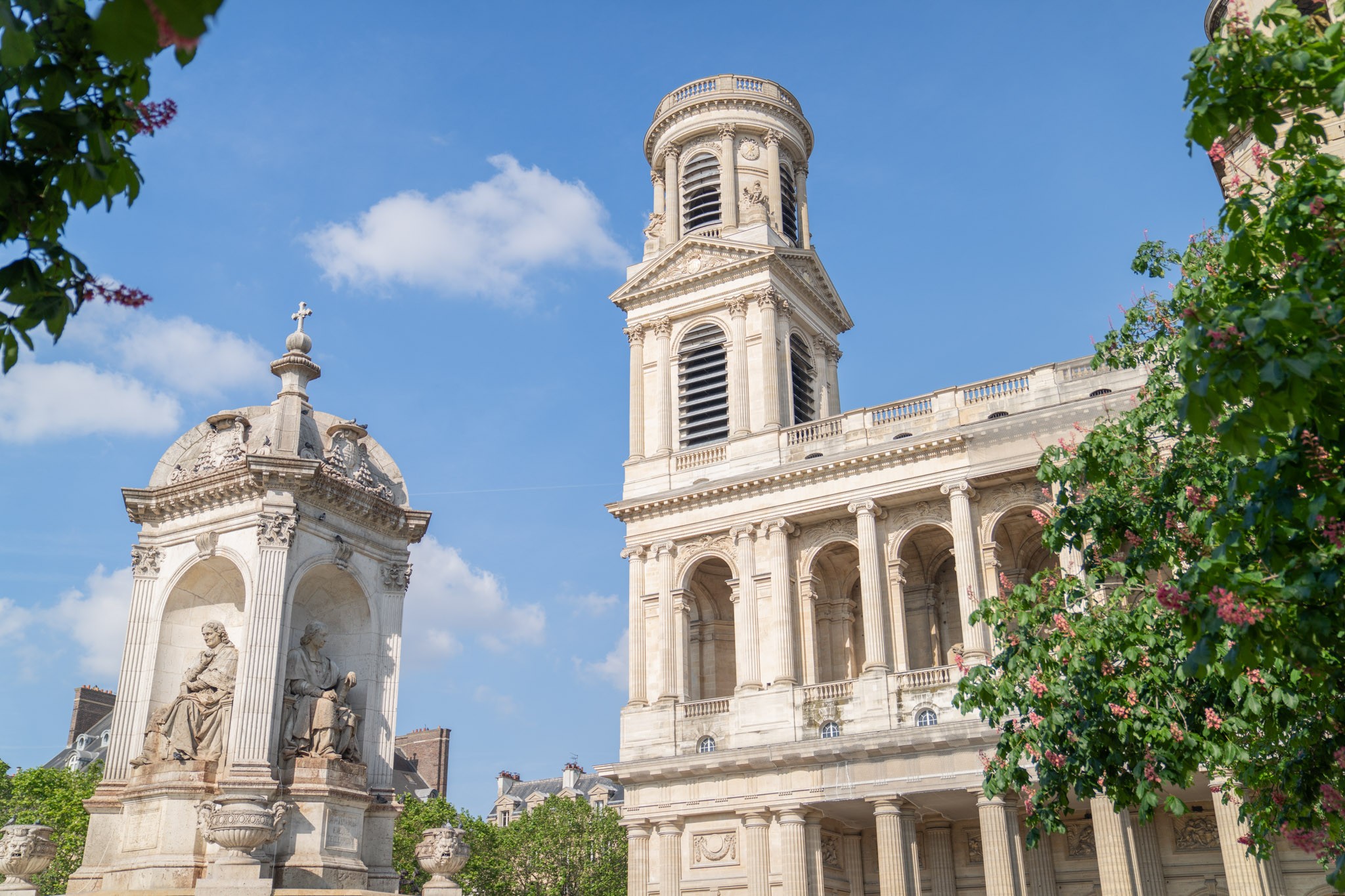 Place Saint Sulpice Paris : Vue des sculptures de la fontaine et de l'église 
