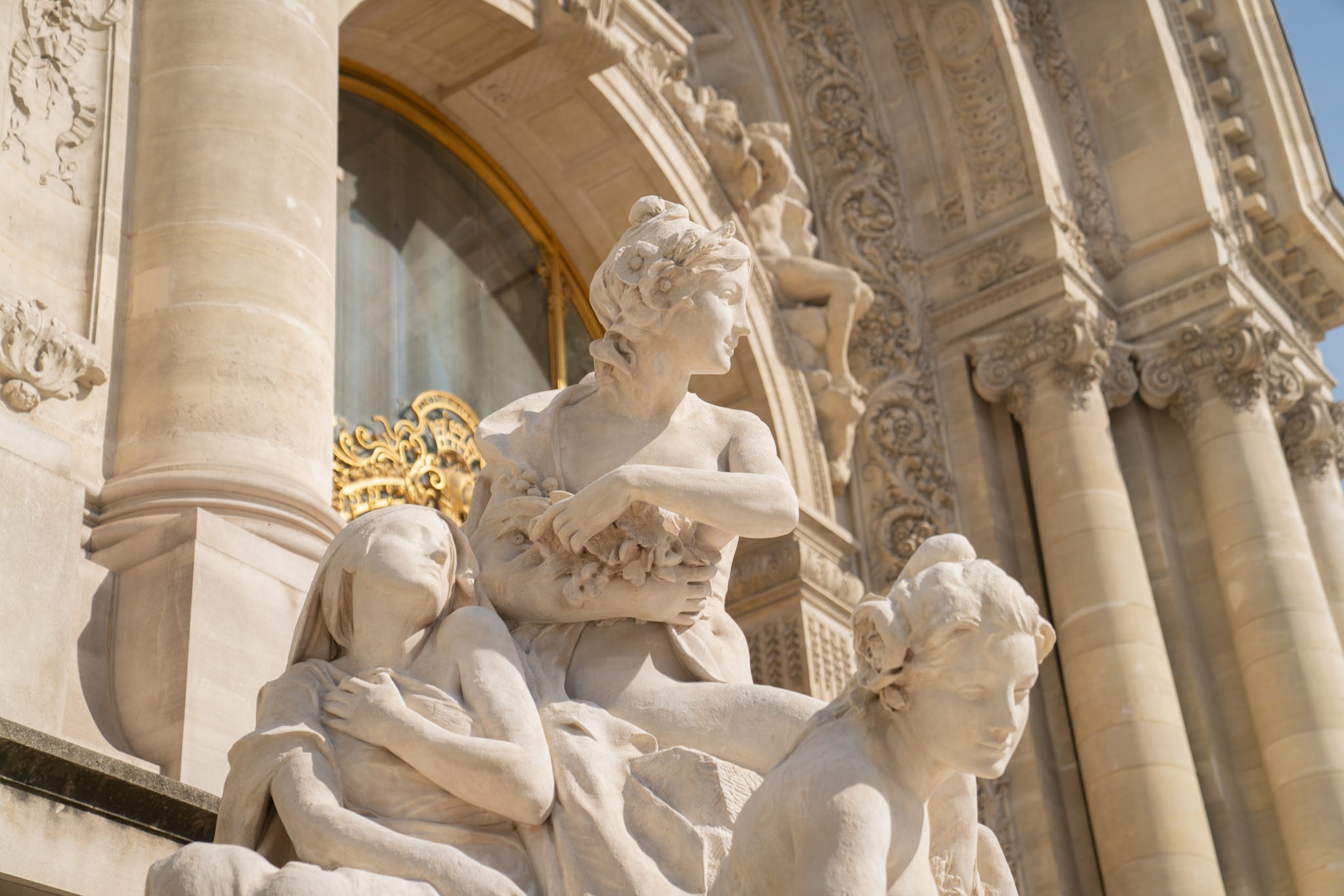 scuplture en pierre représentant 3 femmes drapées