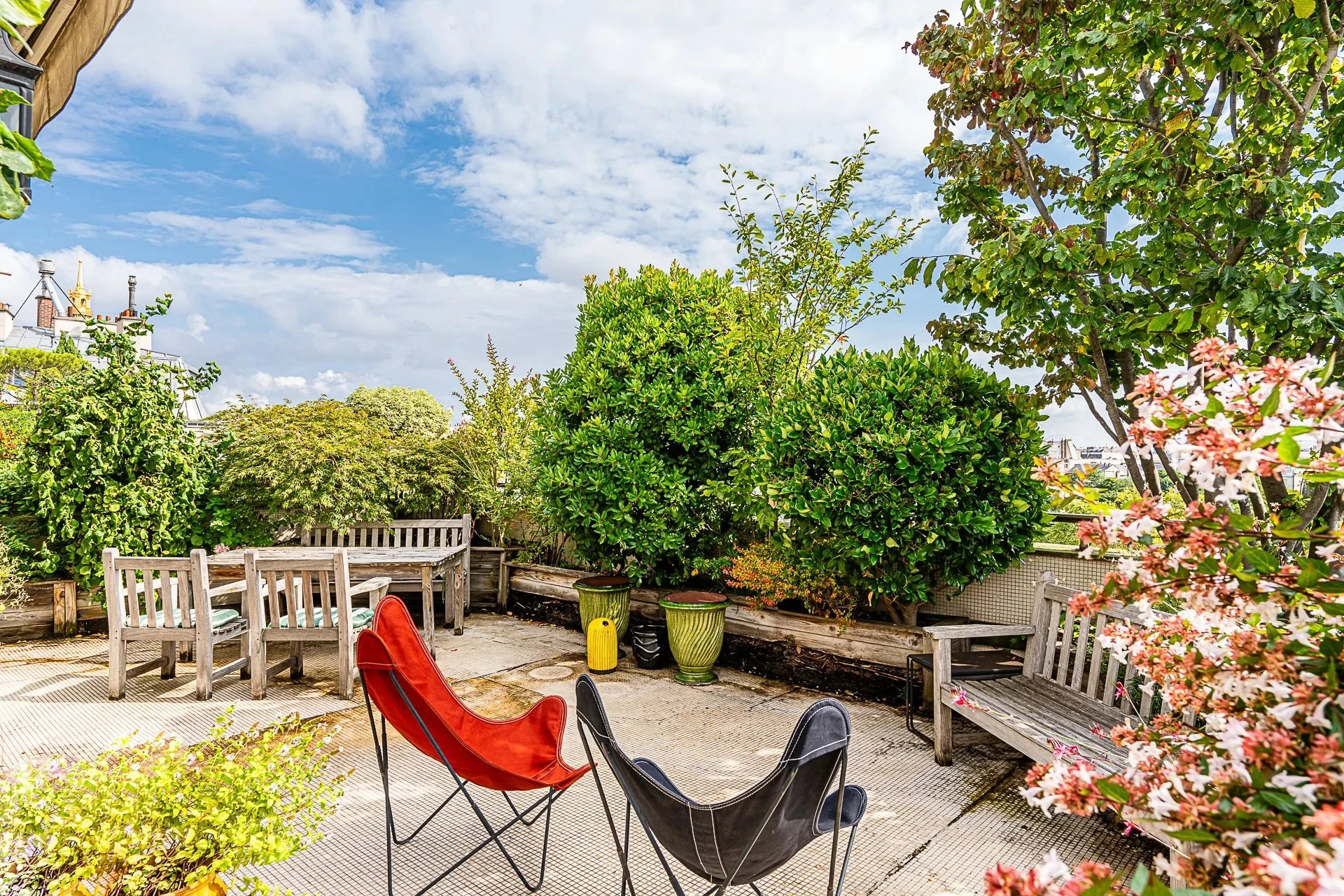 Apartment with wooded terrace and unobstructed view