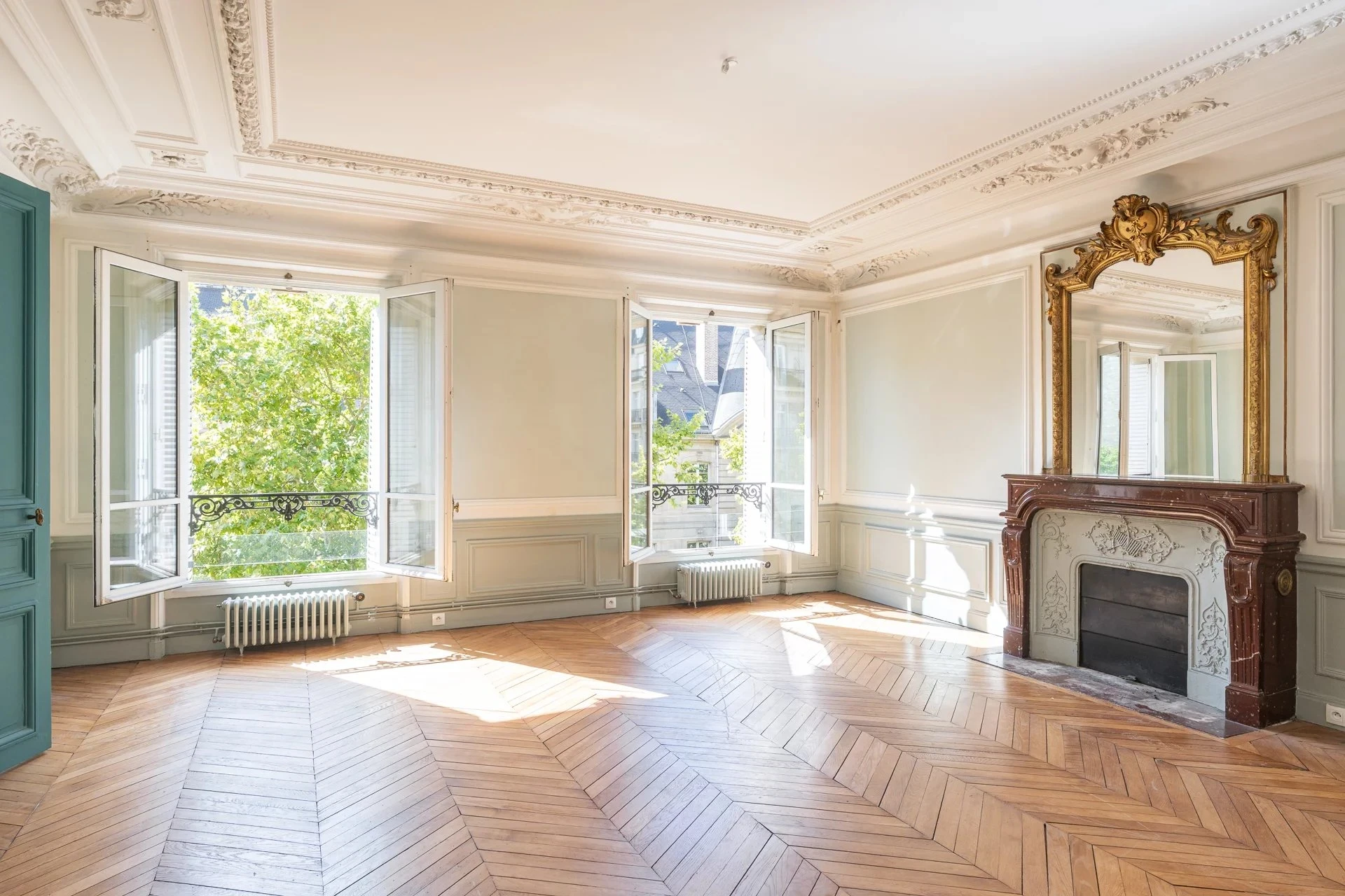 Dans un bel immeuble en pierre de taille