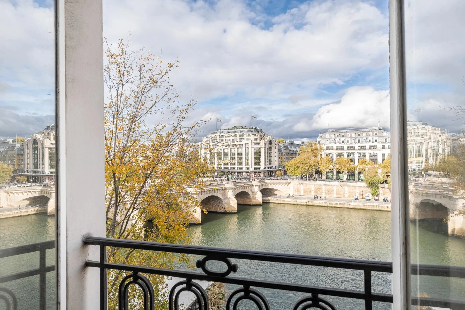 Picture of property: A rare location with a view 6