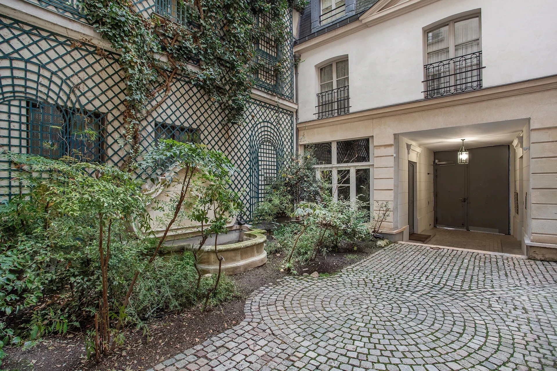 Picture of property: In a former private mansion 7