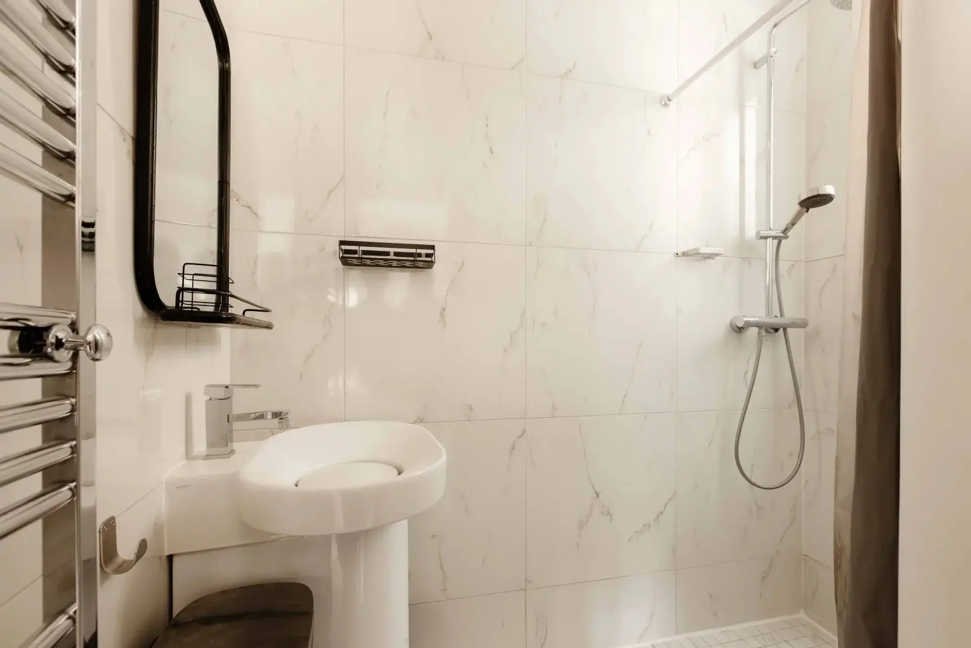 Picture of property: Upper floor with lift access 8