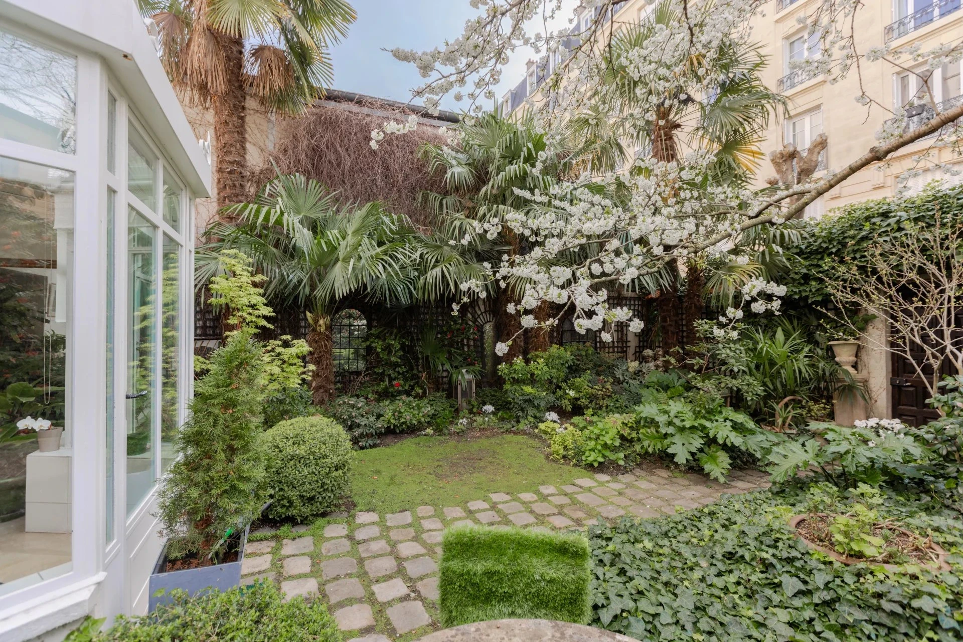 Townhouse with garden away from public view