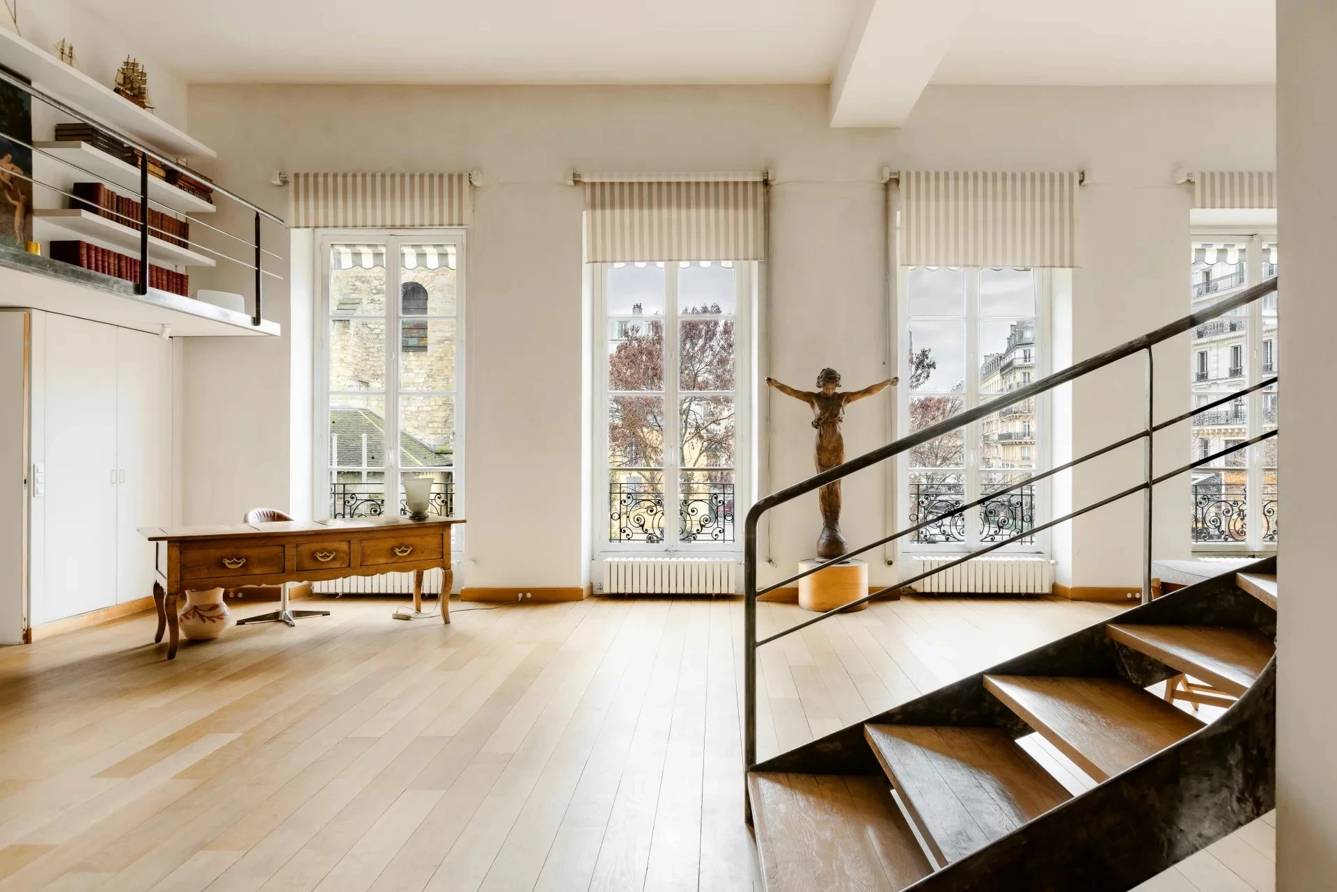 Face à l'église Saint-Germain-des Près