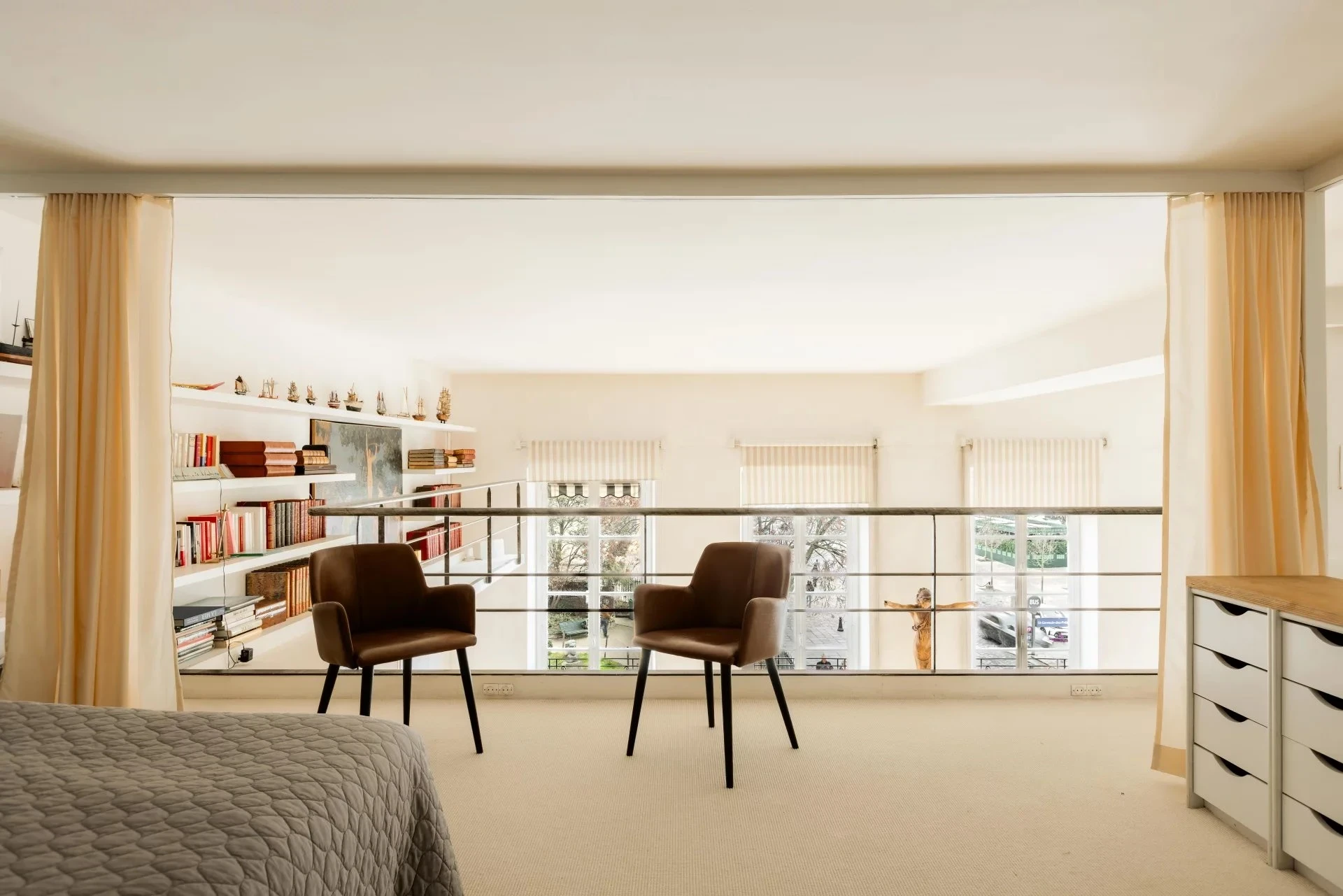 Image du bien : Face à l'église Saint-Germain-des Près 11