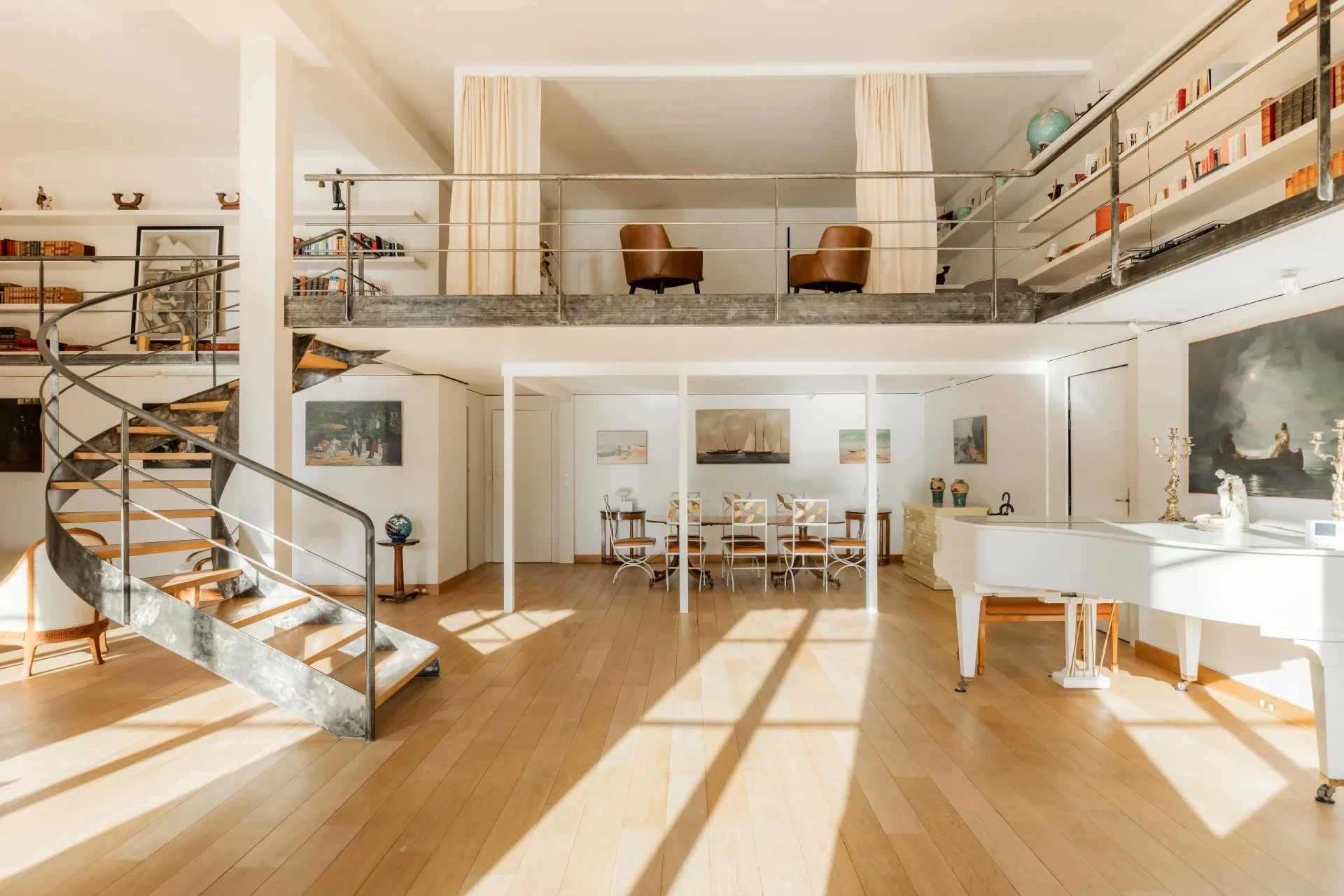 Image du bien : Face à l'église Saint-Germain-des Près 3