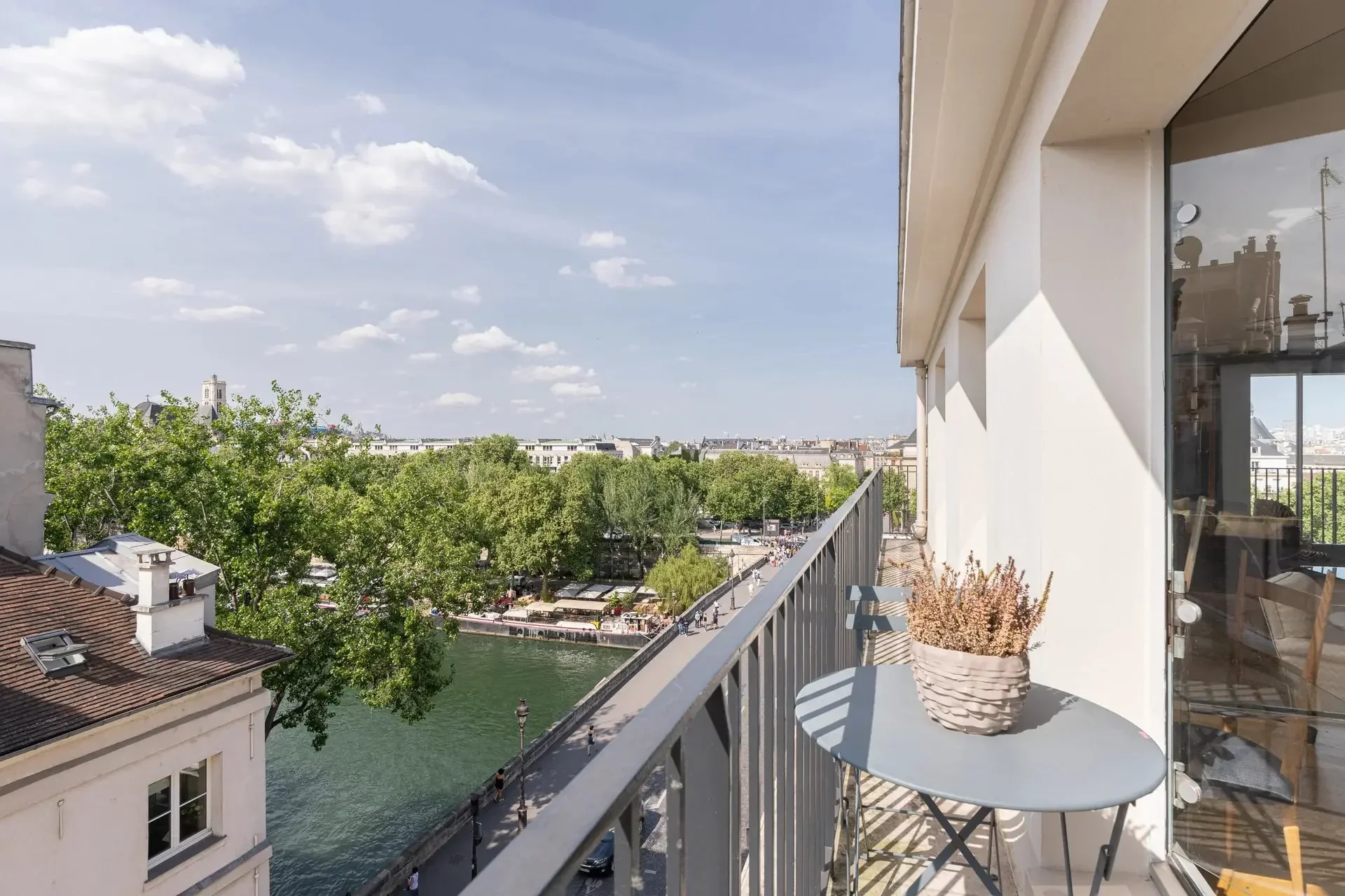 Appartement en dernier étage avec ascenseur et vues sur la Seine