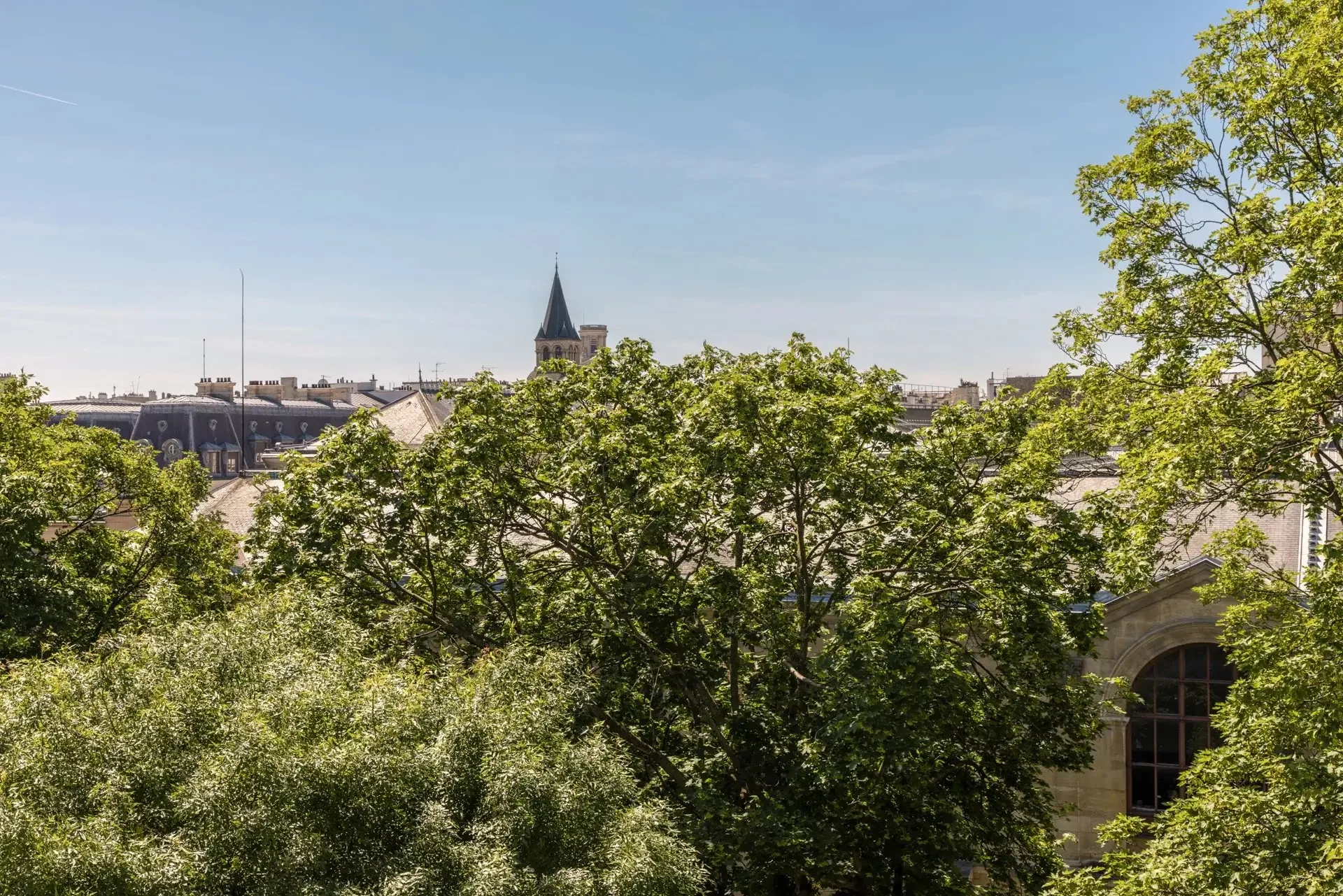 Exceptional location on the banks of the River Seine