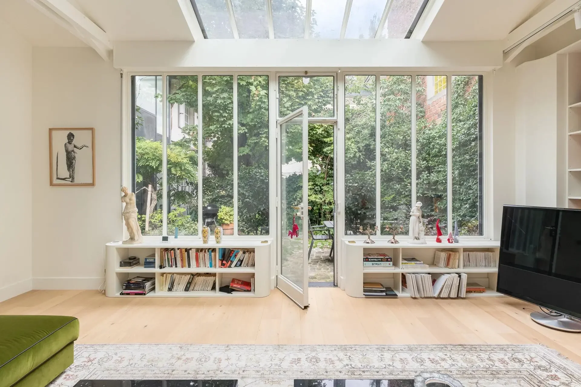 Picture of property: Elegance, privacy and timeless charm in one of Paris’s most coveted addresses. 4