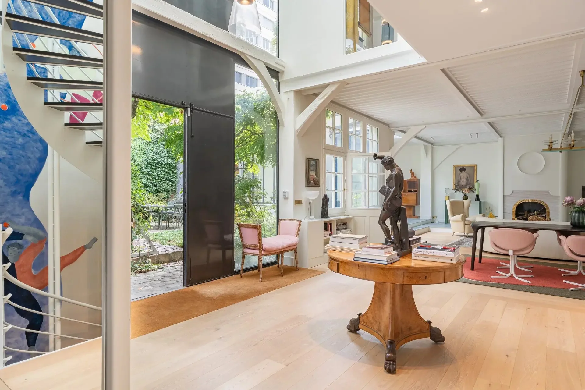 Picture of property: Elegance, privacy and timeless charm in one of Paris’s most coveted addresses. 8
