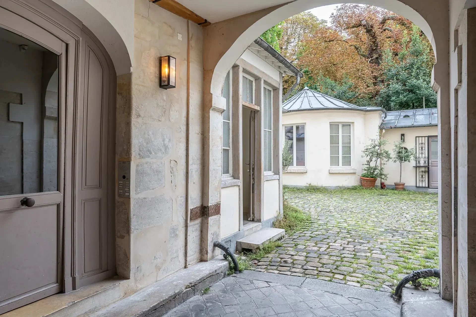 Picture of property: Charming Duplex with Balconies in the Upper Floors of a Remarkable Heritage Building 3