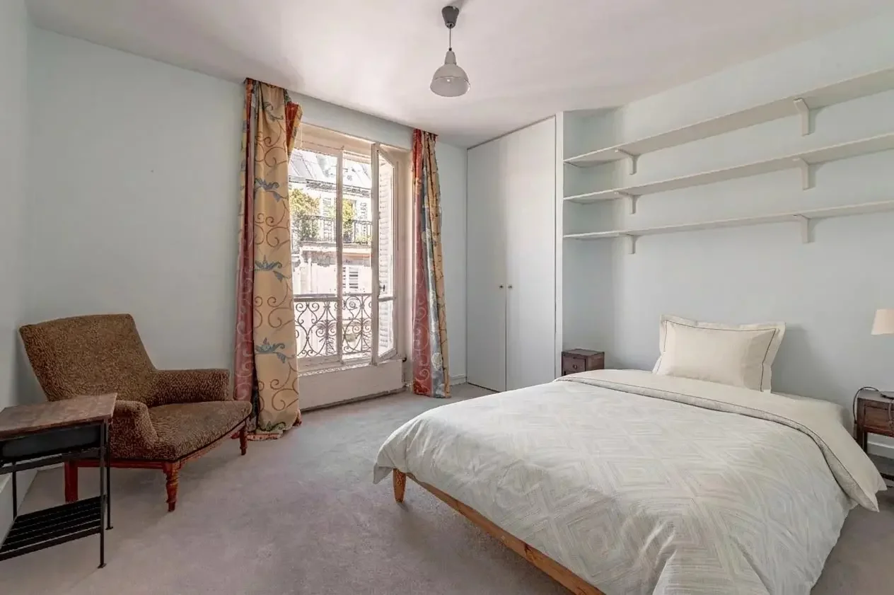 Image du bien : Saint Germain des près, le charme d'un appartement classique parisien 10