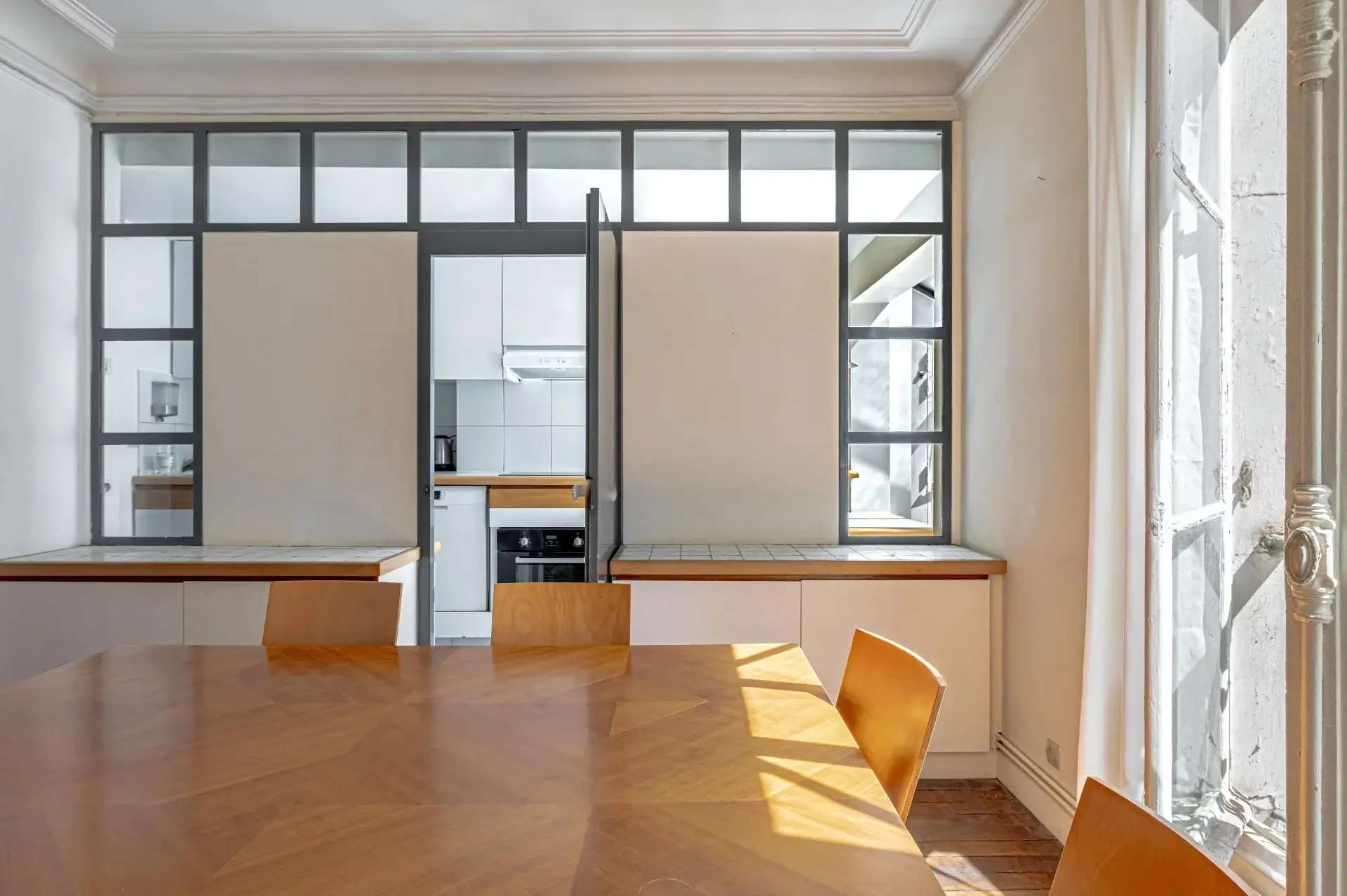 Image du bien : Saint Germain des près, le charme d'un appartement classique parisien 9