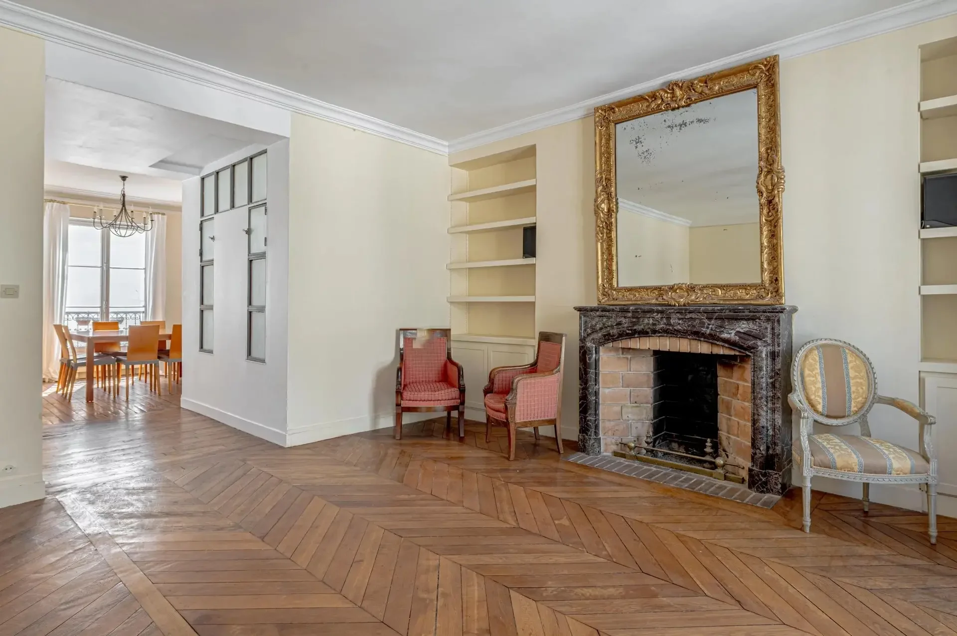 Image du bien : Saint Germain des près, le charme d'un appartement classique parisien 2
