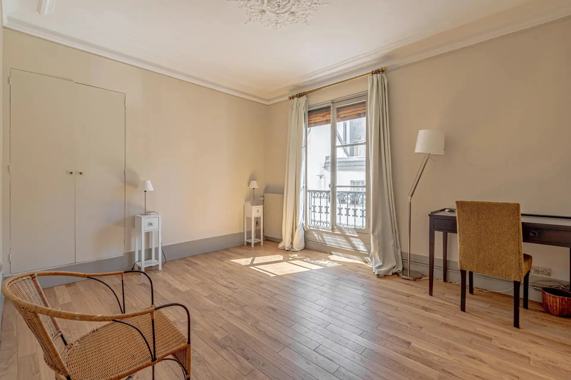 Image du bien : Saint Germain des près, le charme d'un appartement classique parisien 12