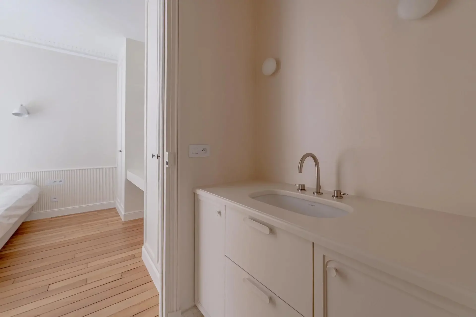 Picture of property: Apartment renovated throughout - Panthéon 19