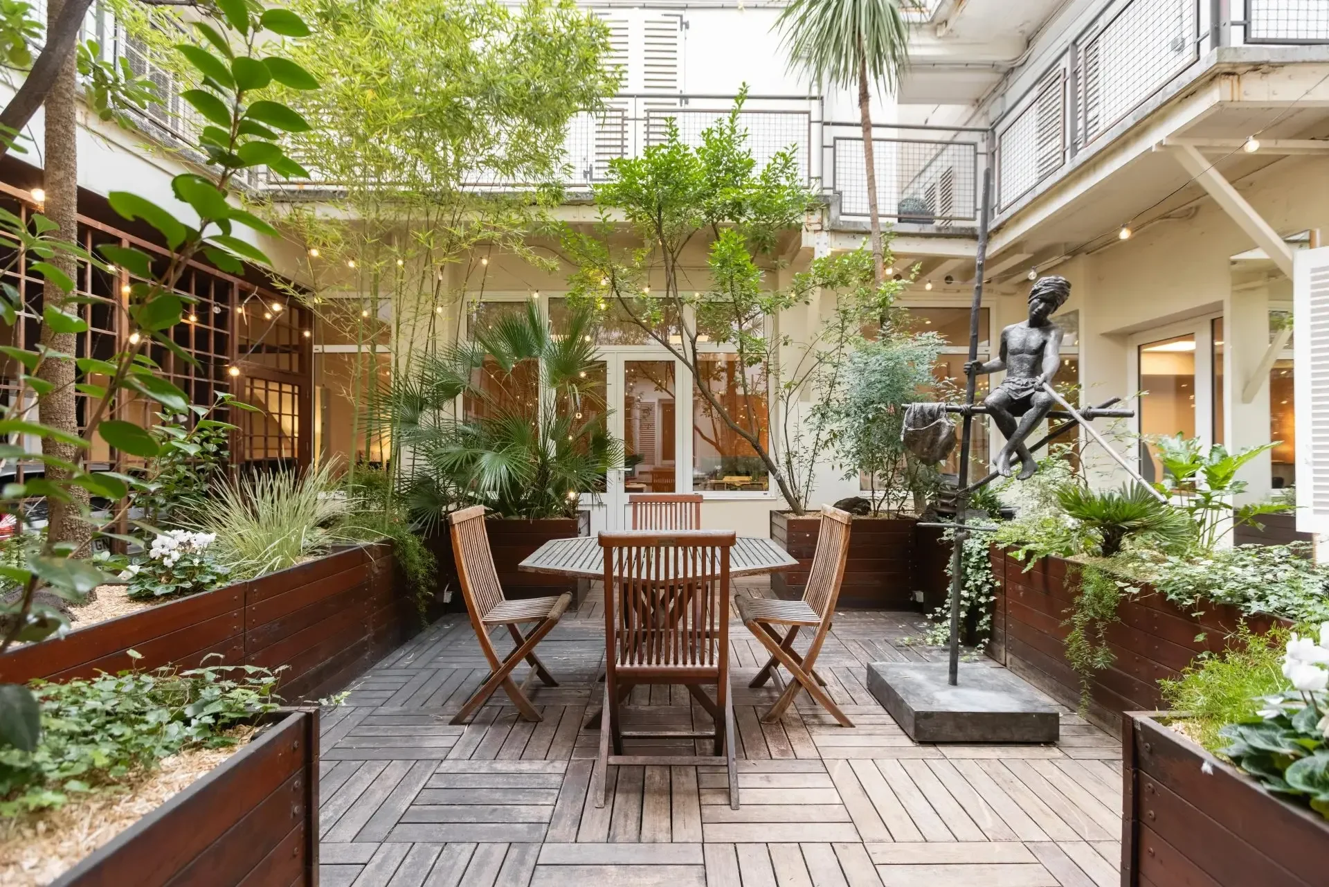 Bureaux donnant sur une cour arborée