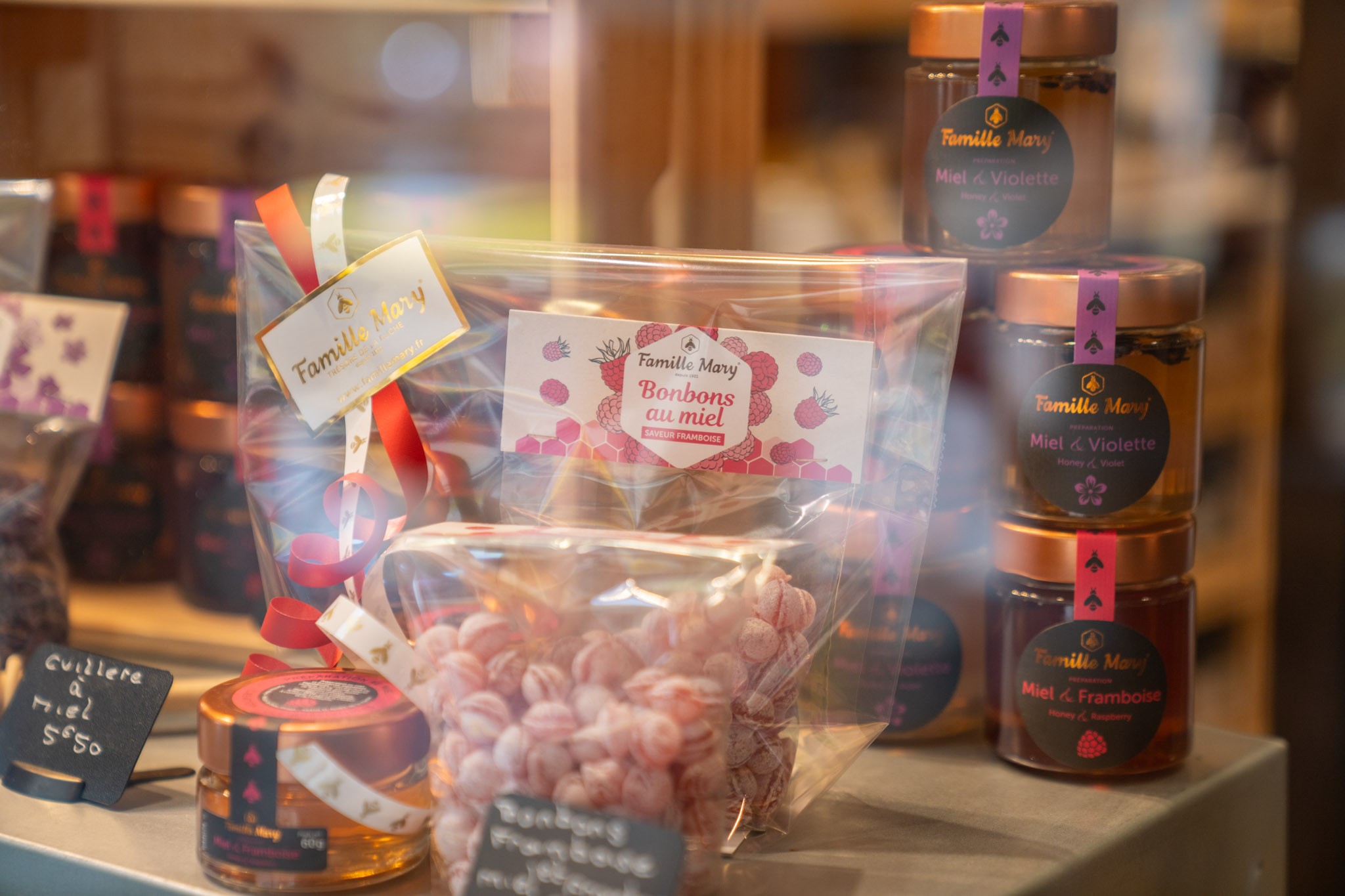 Gourmandises emballées à gelée royale et pots de miel de la Famille Mary à Paris
