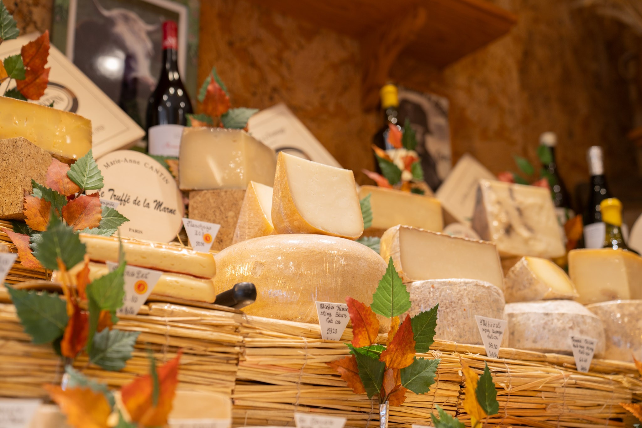 Etale de fromages emballés de la formagerie Marie-Anne Cantin