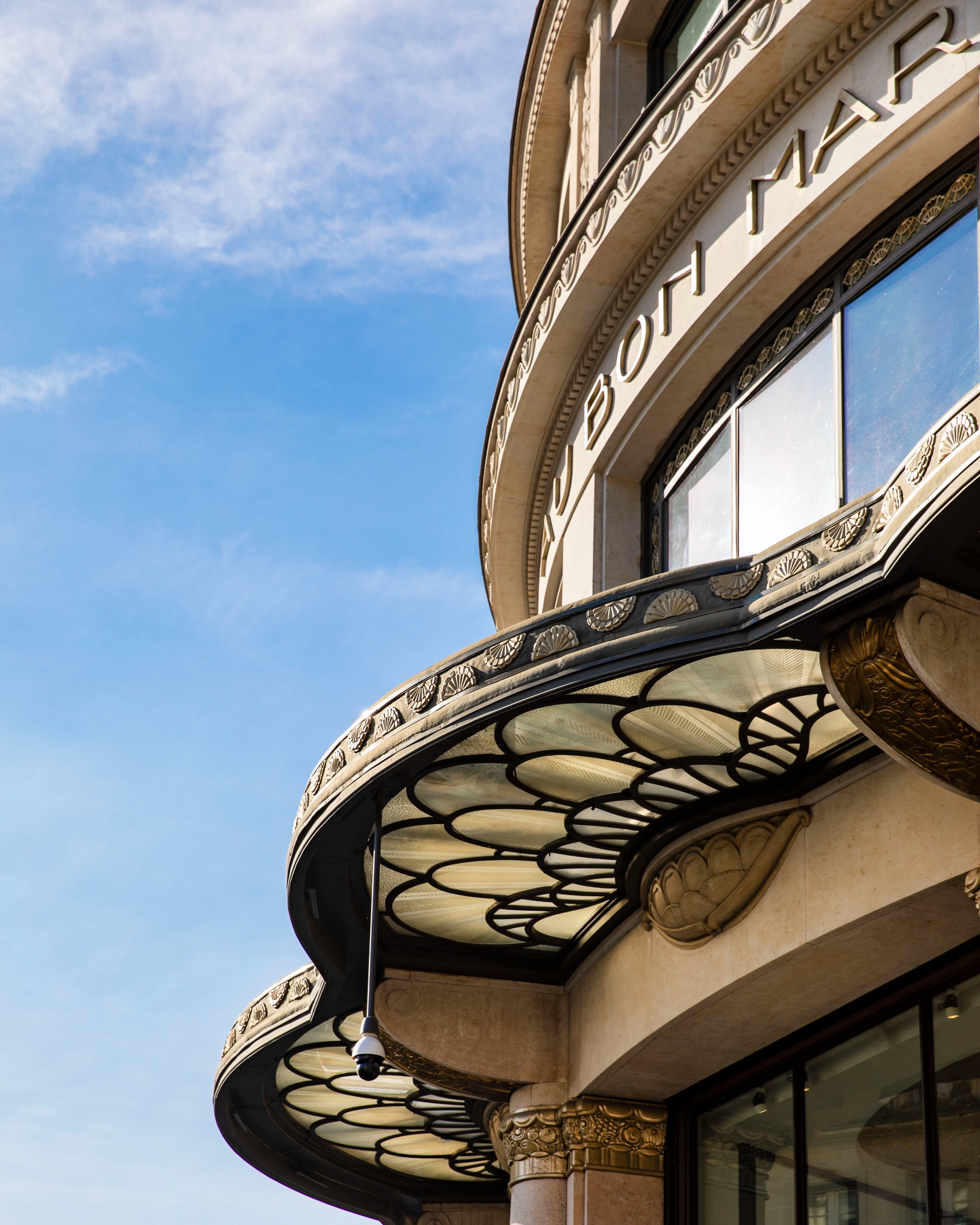 Façade Art Nouveau du bon marché rive gauche à paris 