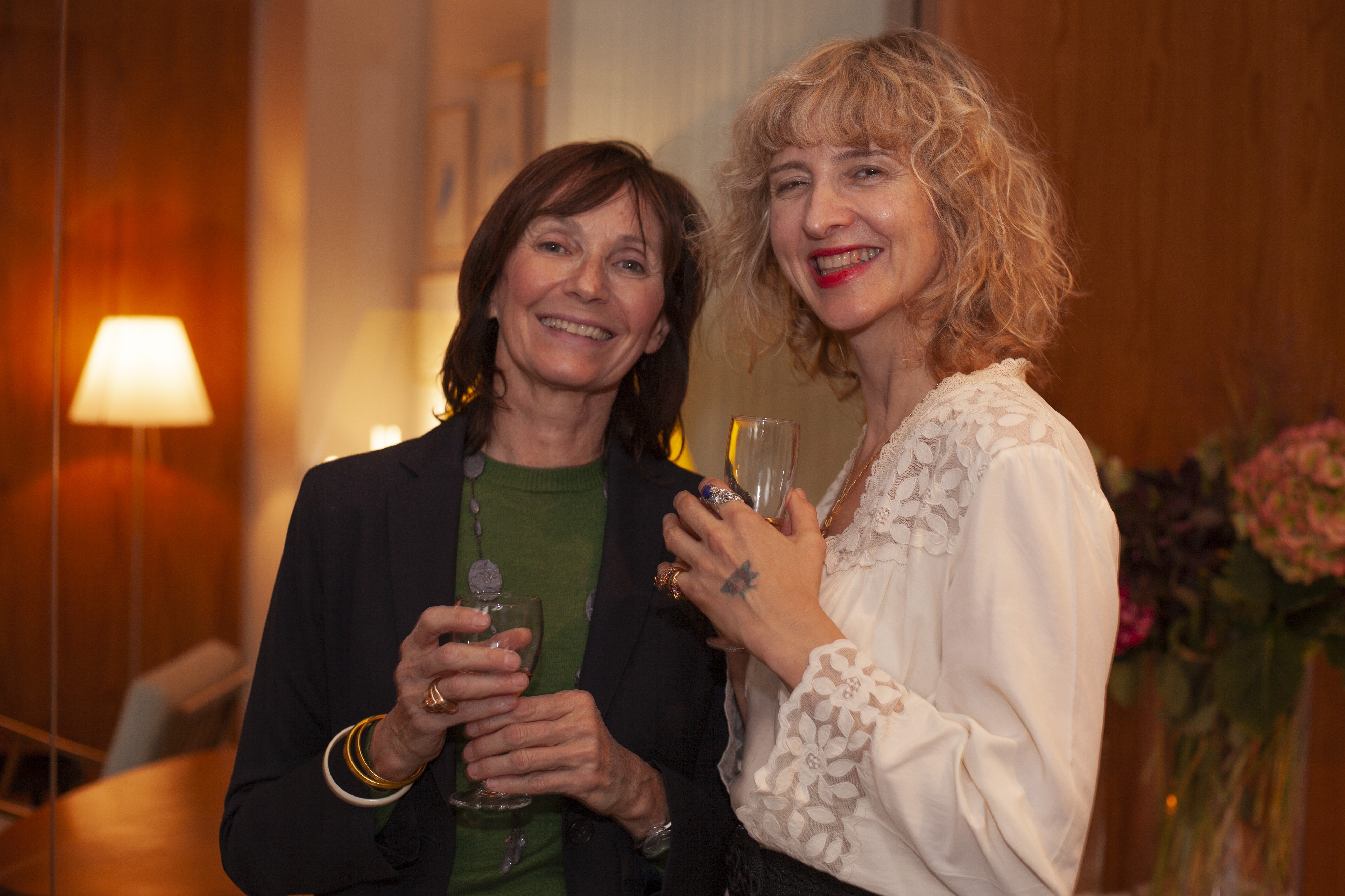 Femmes souriantes avec flûte de champagne dans les mains 