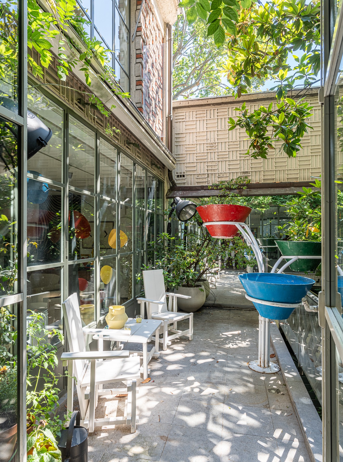 Cour végétalisée Paris Jean Dubuffet Maison Varenne Immobilier Luxe Paris