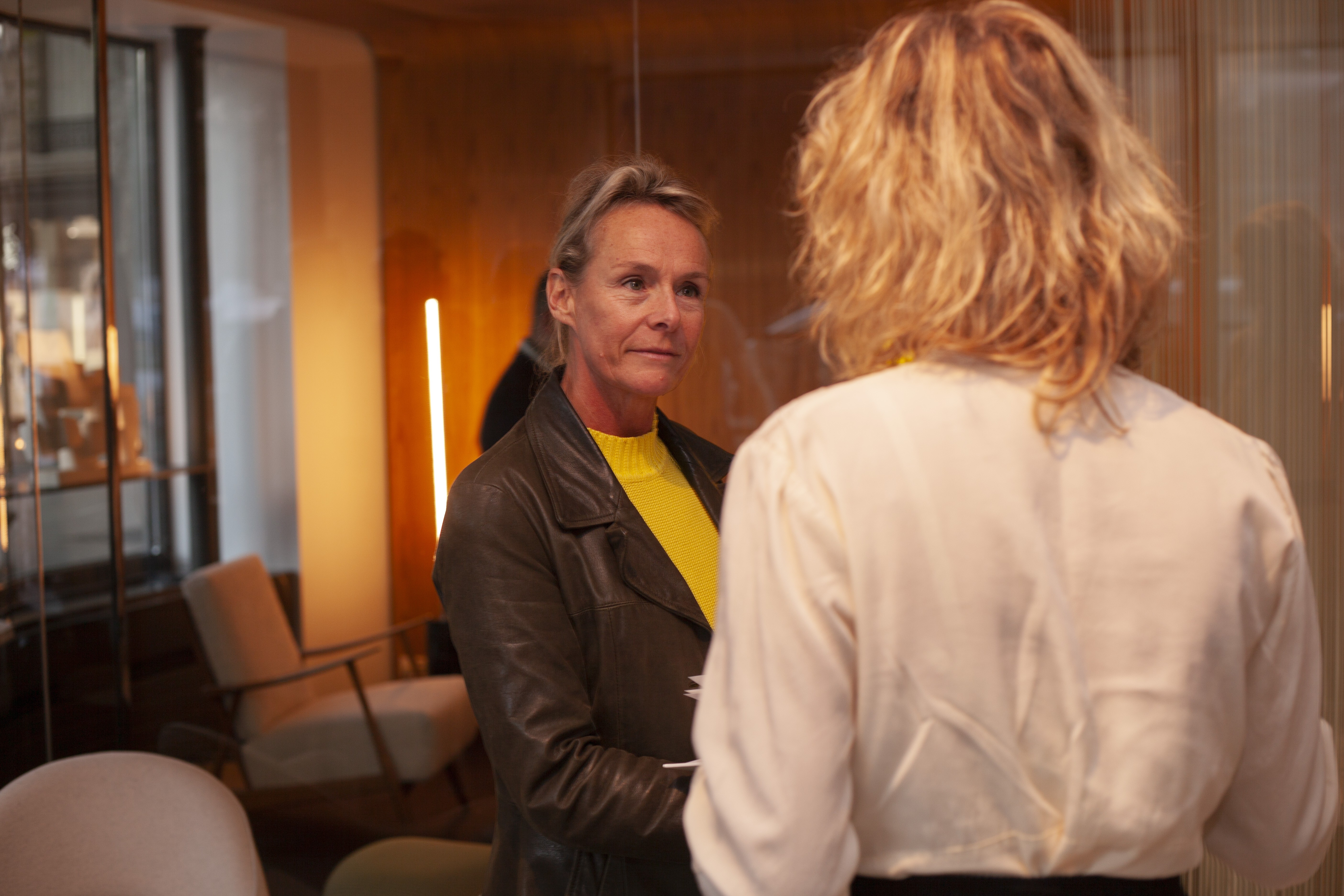 Femmes discutant pendant un vernissage
