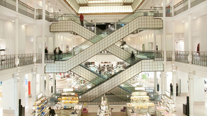L'escalator central du Bon Marché Rive Gauche à Paris designé par Andrée Putman