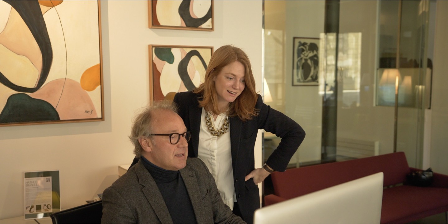 interieur bureau un homme et une femme collègue travaillant en regardant un écran