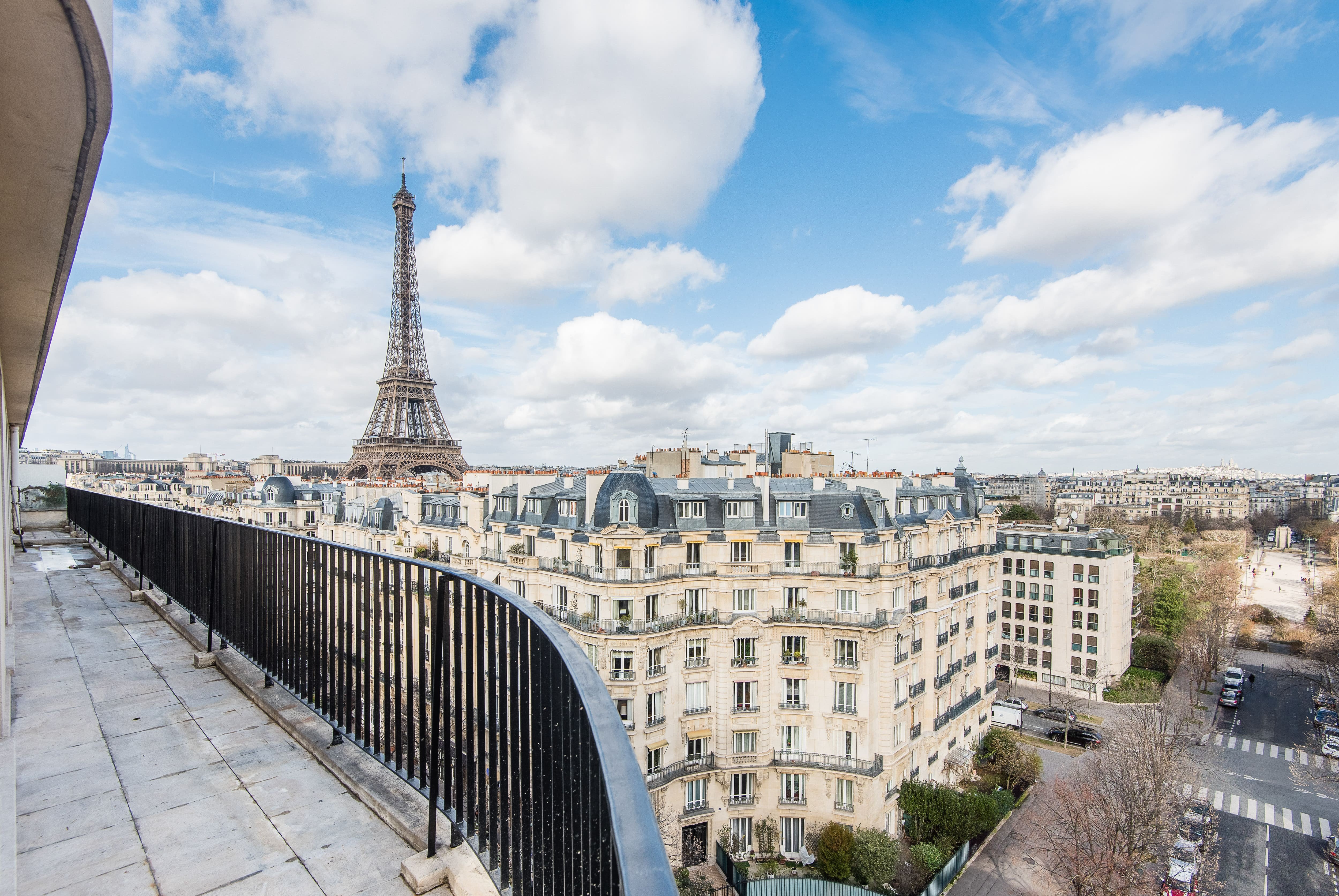 Paris-Appartement-vue-tour-eiffel