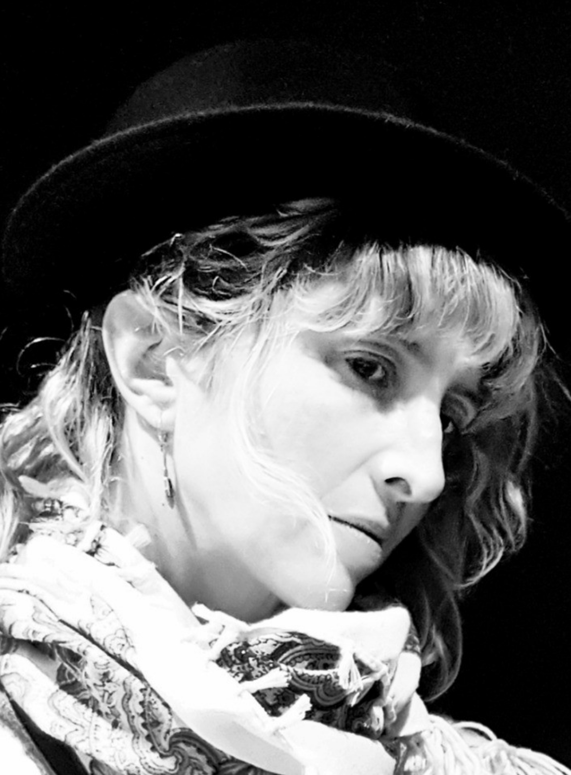 Portrait noir et blanc femme avec chapeau France de Griessen