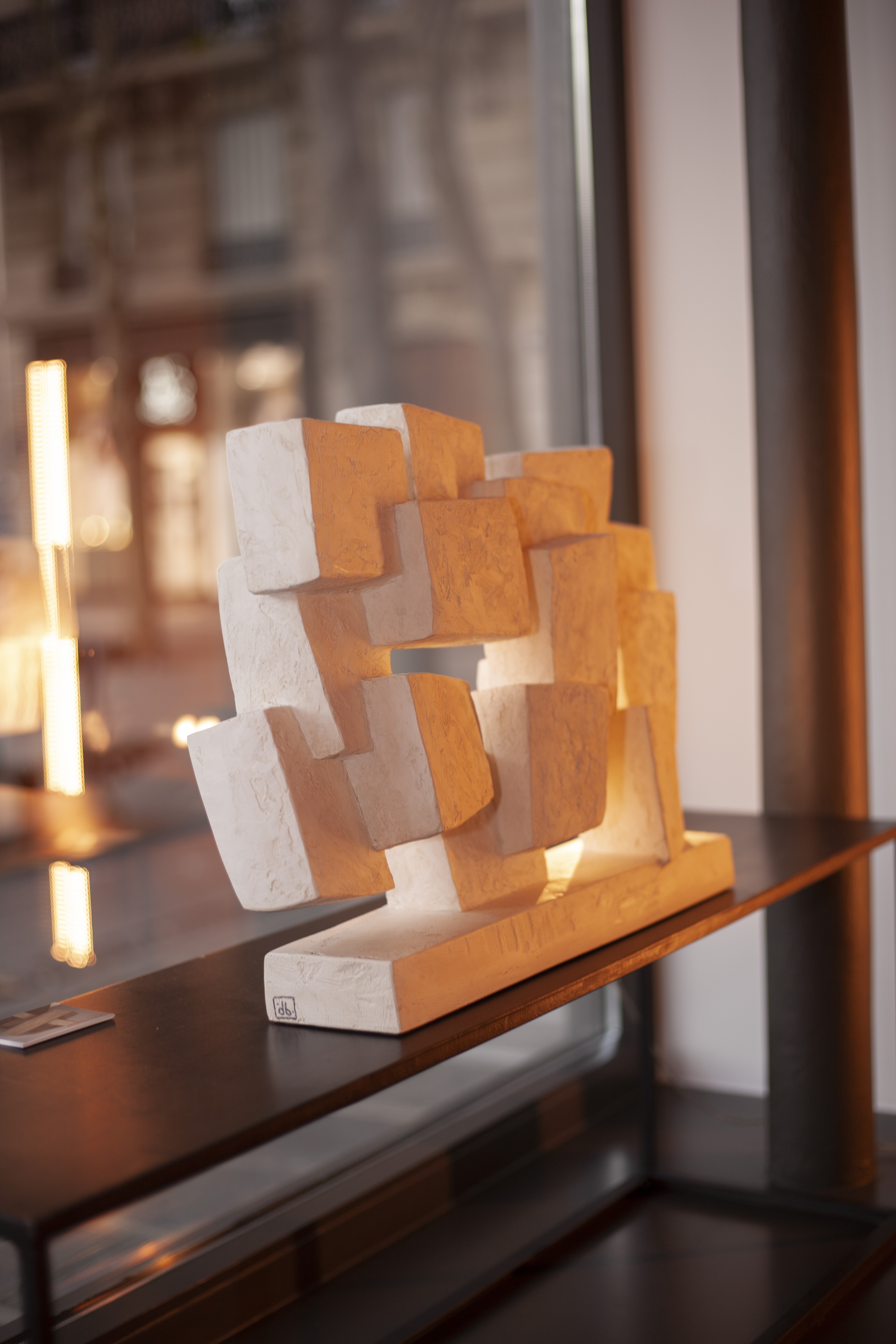 Sculpture en pierre abstraite éclairée 