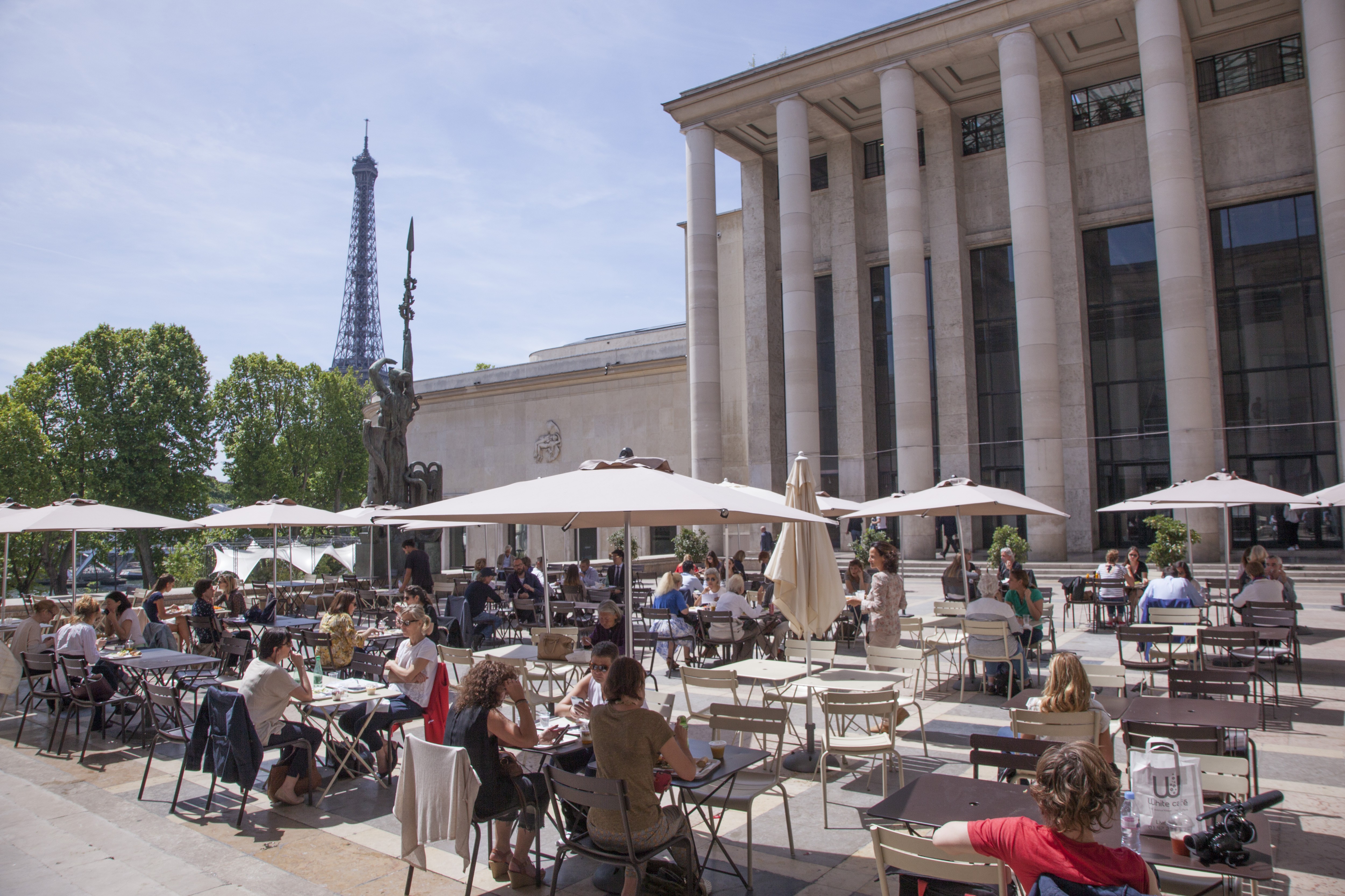 Terrasse animée ensoleillée Palais de Tokyo quartier chaillot paris