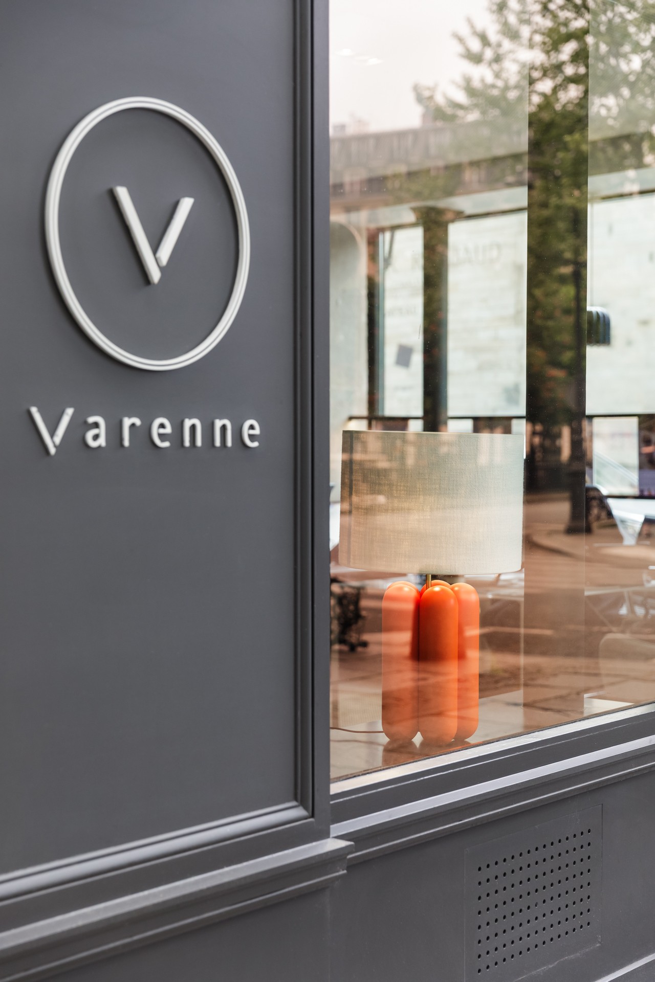 Vitrine agence Varenne Paris place saint Sulpice