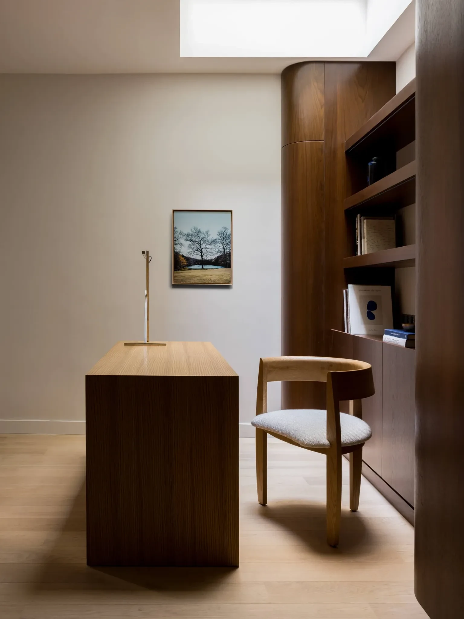 Bureau moderne sous verrière meuble en bois sculpté et ambiance naturelle et douce