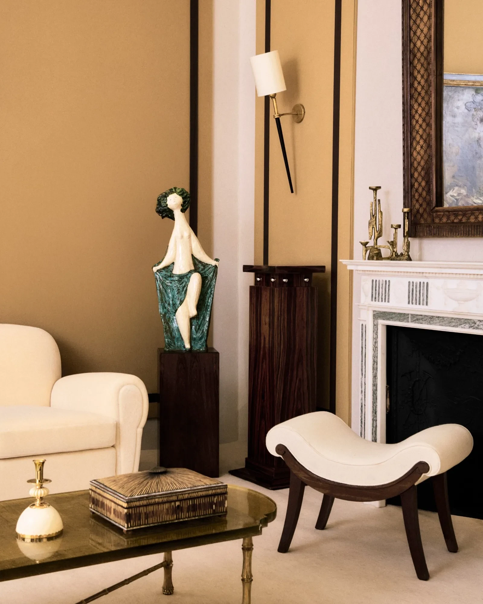 Salon contemporain en bois avec mobilier minimaliste, étagères intégrées et tableau paysage dans un intérieur lumineux