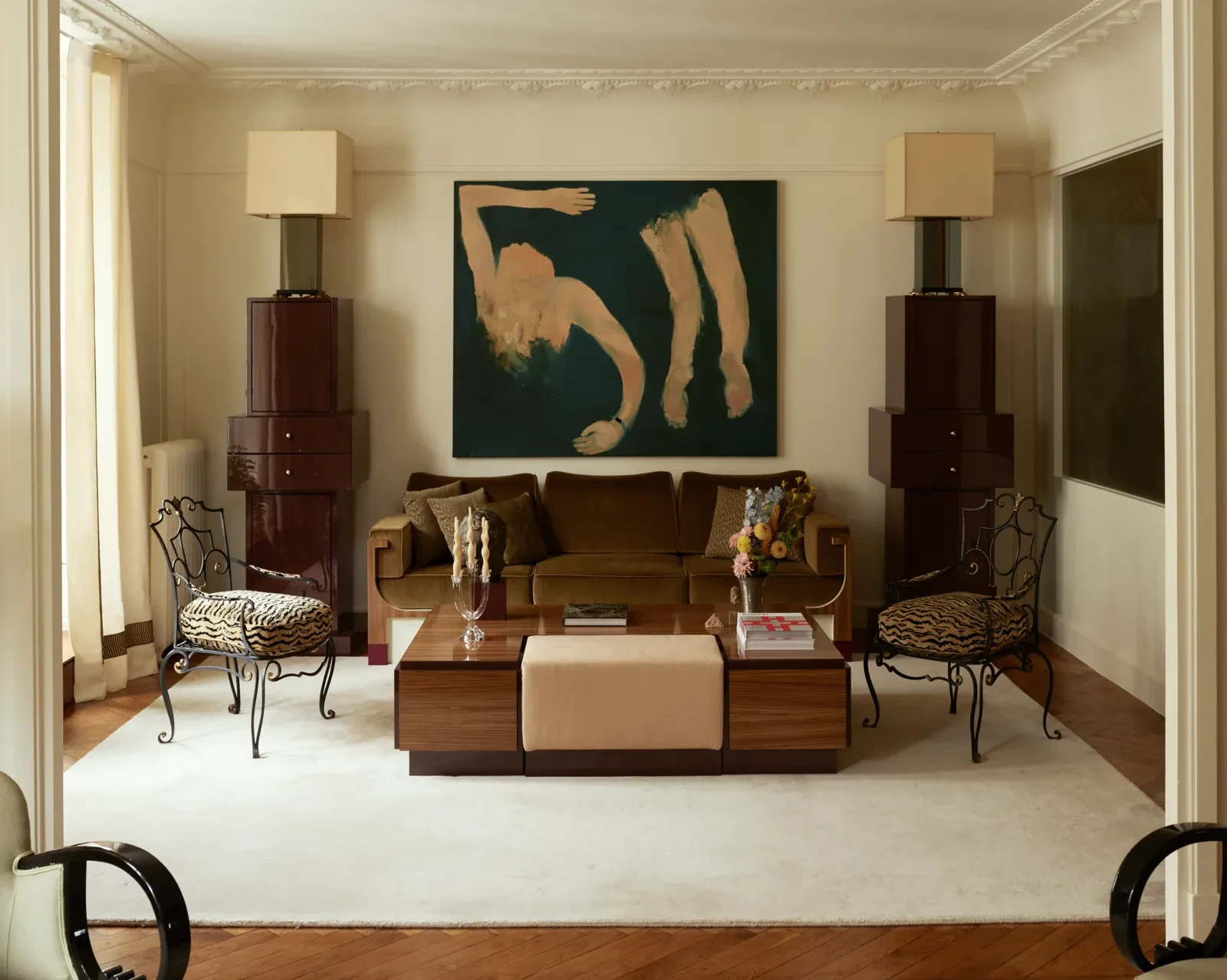 Salon design avec sculpture artistique, mobilier en bois sombre et cheminée élégante, décoration haut de gamme