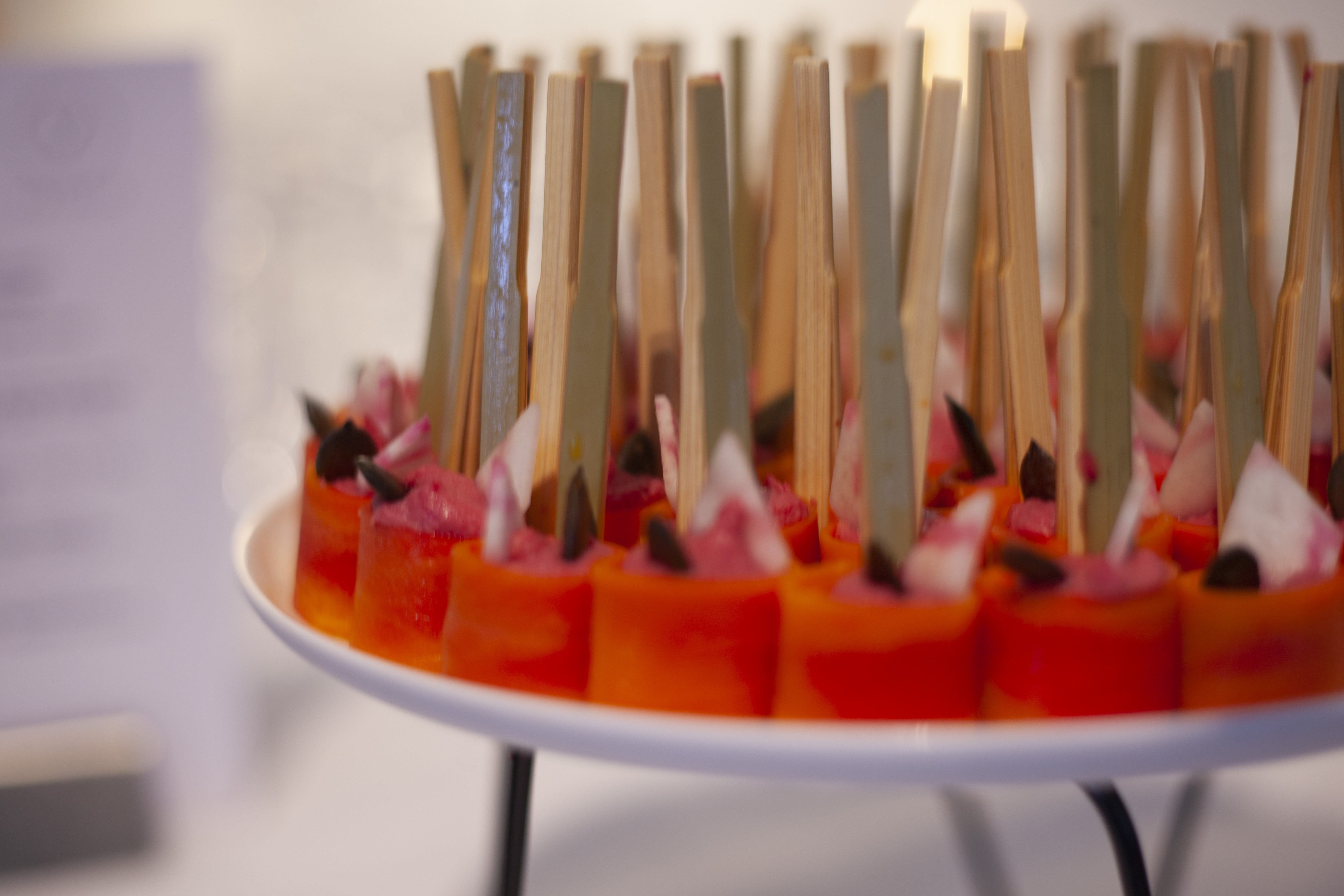 Assiette de traiteur sur pieds