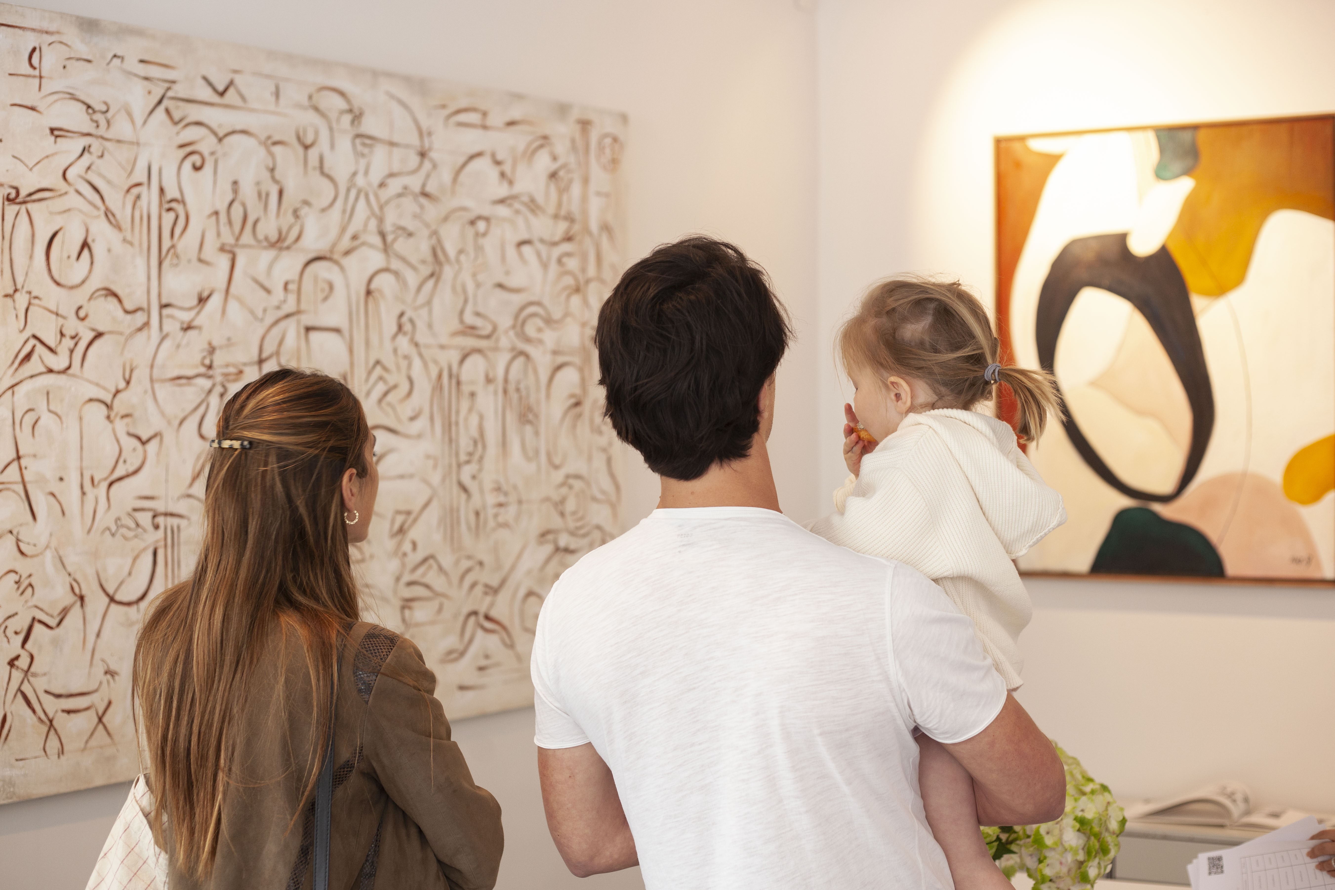 Famille devant œuvres peintures Mat b