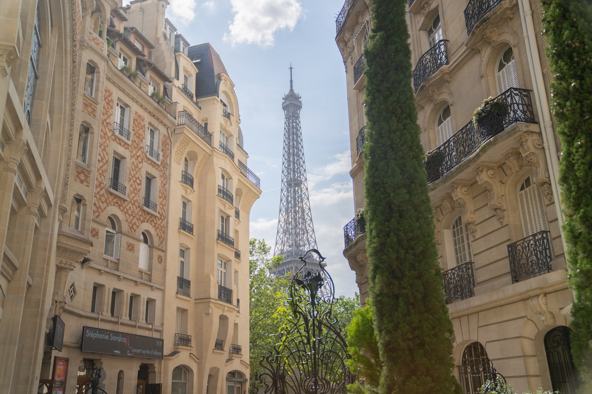 Vue depuis le squarre rapp sur la tour Eiffel avec immeuble haussmanien pour cadre 