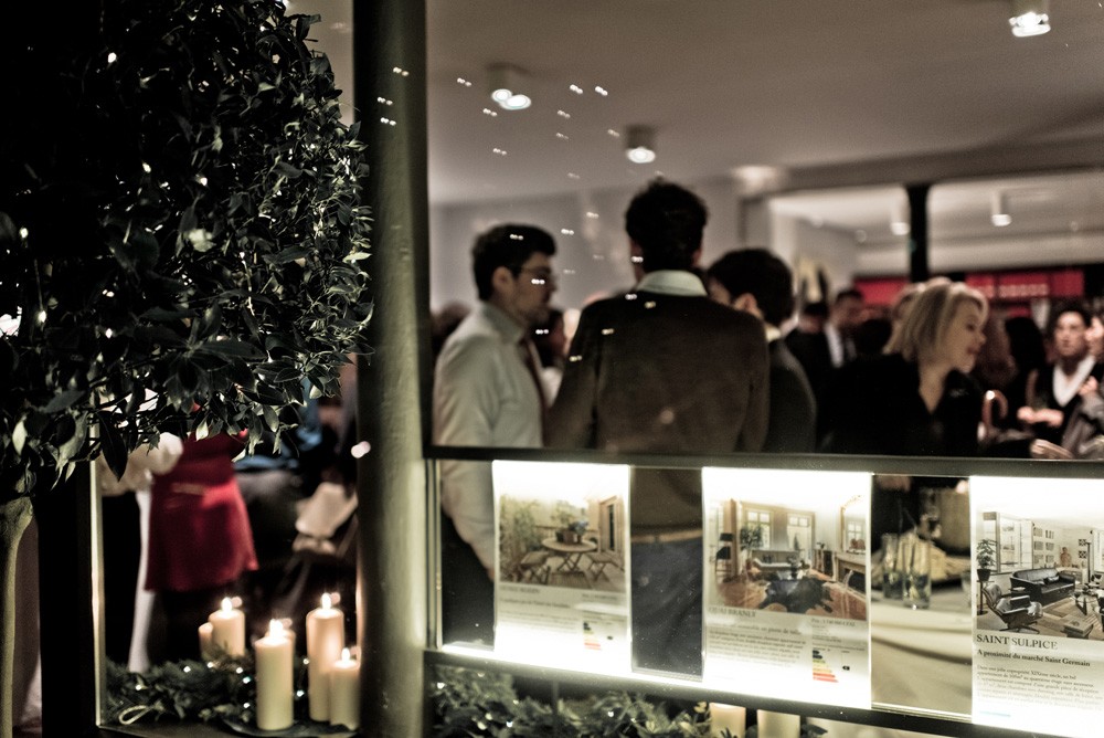 Vitrine éclairée de nuit appartements agence Immobilier haut de gamme et de luxe à Paris