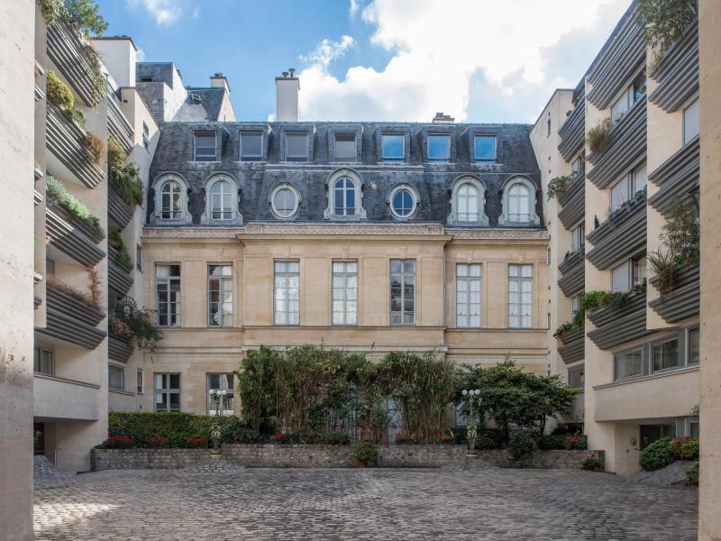 FOR SALE Apartment with reception rooms renovated throughout Paris 7e - 190m²